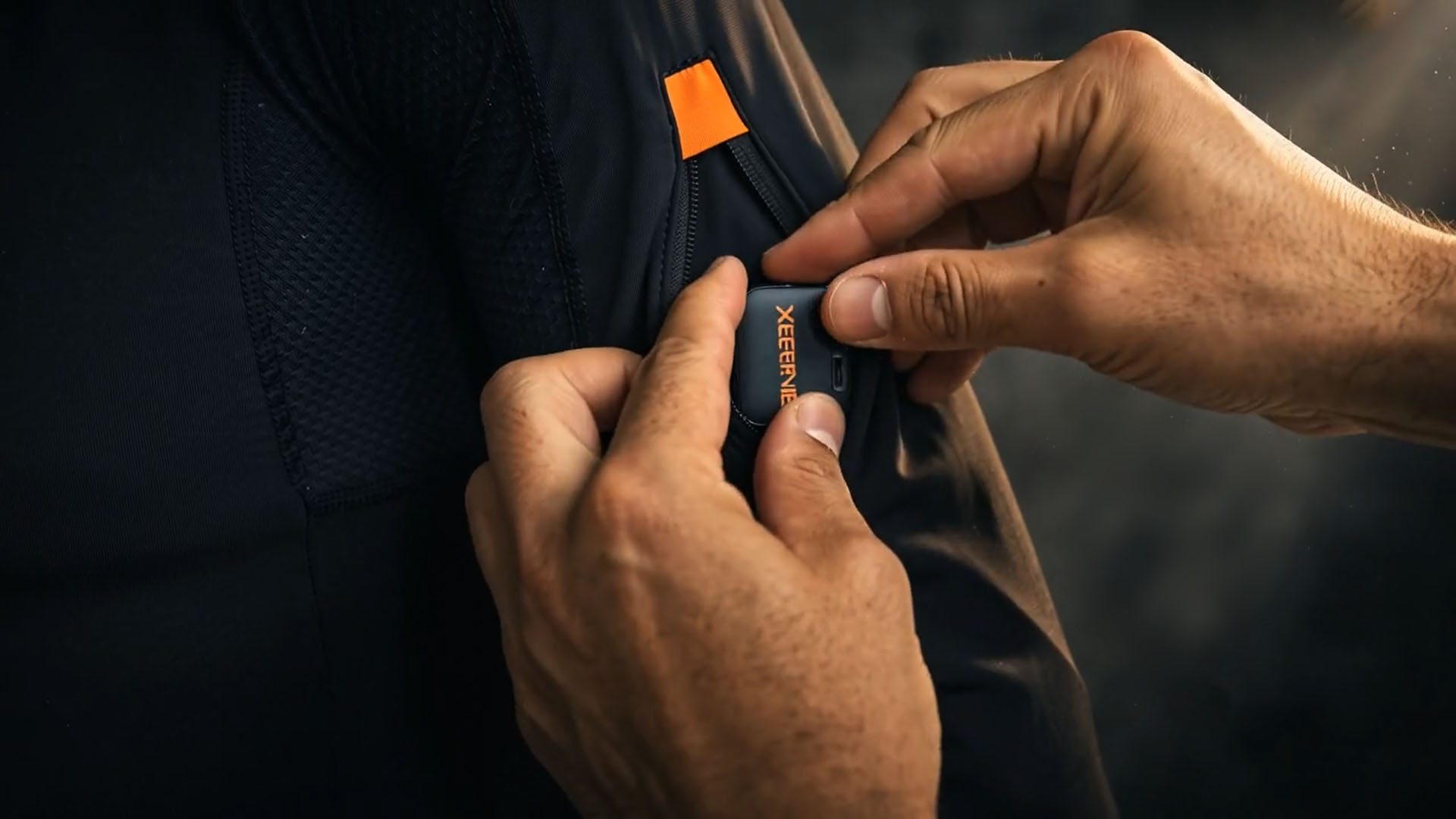 Installation d’un capteur Xsens sans fil pour une session de performance capture au Studio du Château à Montréal.